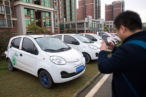 3月20日,在武汉市八一路菱角湖小区停车场,市民使用完汽车后,用手机